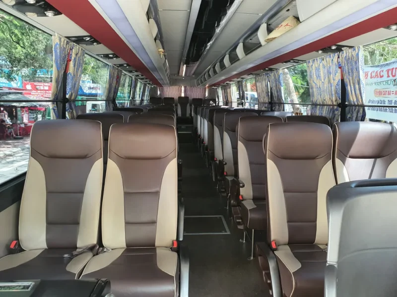 Nội thất xe bus khứ hồi Hà Nội - Cát Bà rộng rãi