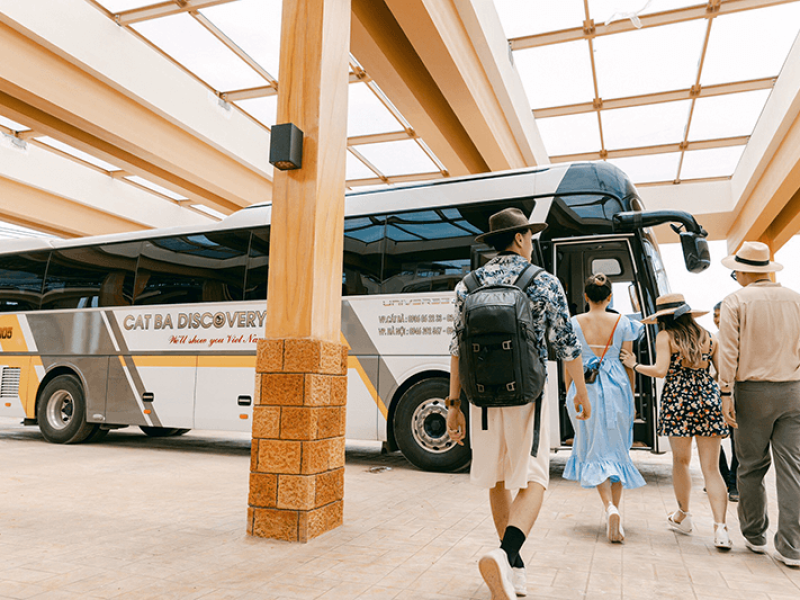 Xe bus của Lost In Vietnam là giải pháp hoàn hảo thay thế cho việc đi Cát Bà bằng ô tô tự lái mùa cao điểm