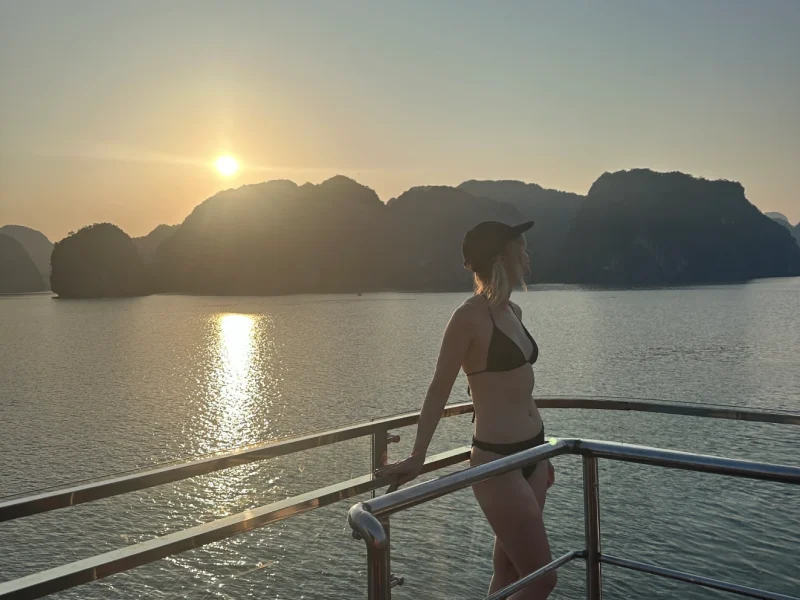 Du khách tạo dáng quyến rũ trên tàu của Cát Bà Discovery - Tour Ngắm Hoàng Hôn Vịnh Lan Hạ 