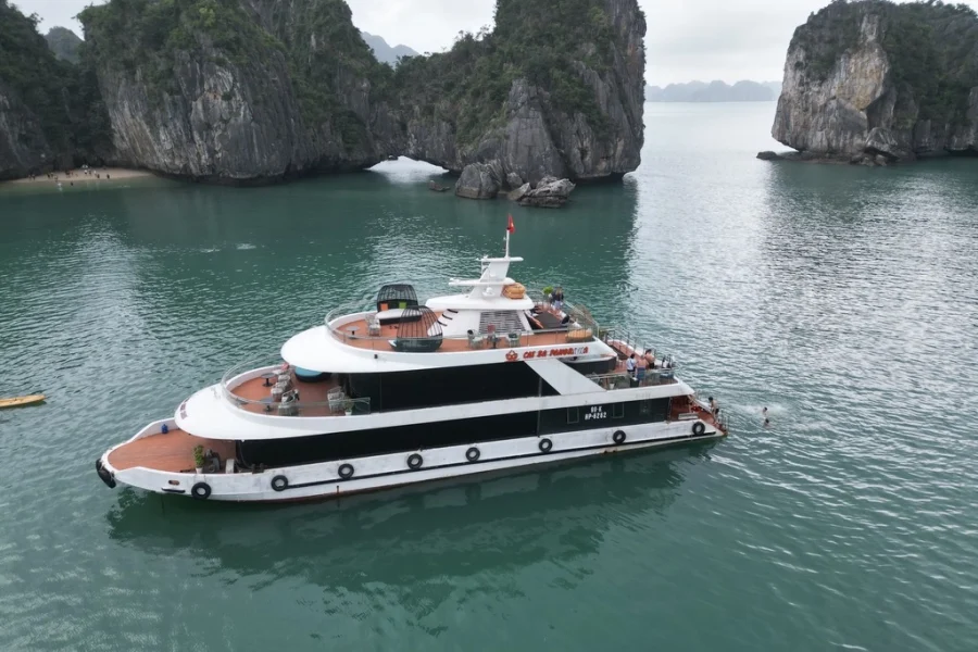 Du thuyền Cát Bà chở khách đi tour vịnh Lan Hạ 1 ngày