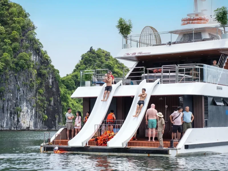 Du khách trải nghiệm hoạt động tắm vịnh Lan Hạ độc đáo, sảng khoái