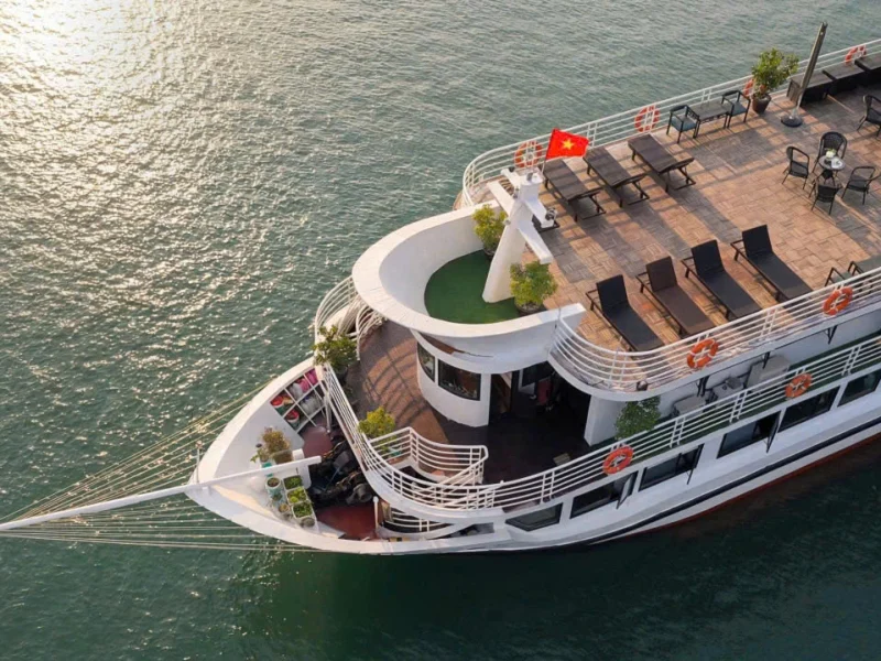 Du ngoạn vịnh Lan Hạ bằng thuyền buồm xuyên qua những khối đá vôi hùng vĩ.