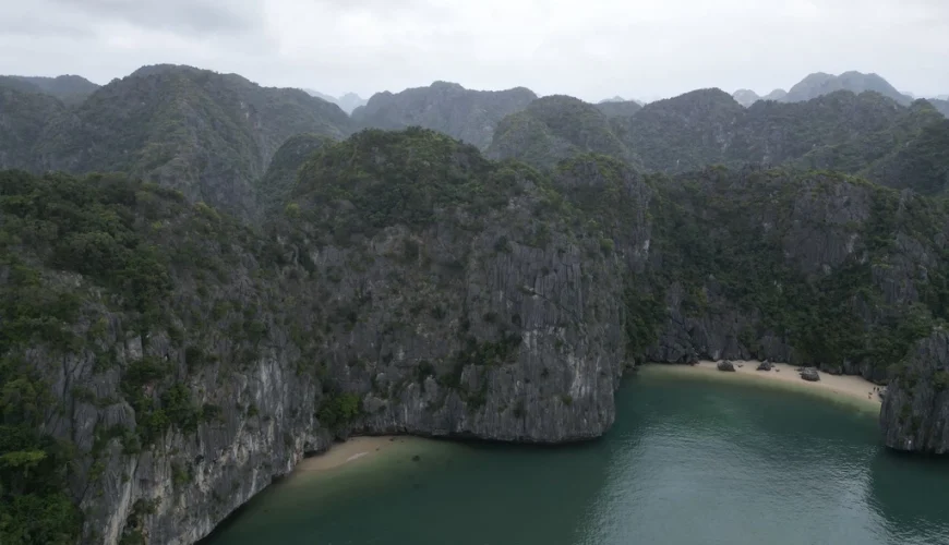 Toàn cảnh trung tâm thị trấn Cát Bà, điểm lưu trú tuyệt vời cho chuyến du lịch Cát Bà 2 ngày 1 đêm